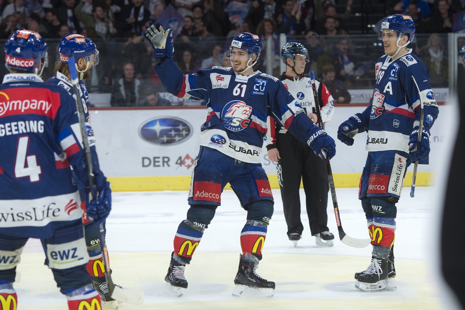 Jubel zum 2:0 bei Zuerichs Kevin Klein, links, dem doppeltem Torschuetzen Fabrice Herzog, Mitte, und Reto Schaeppi, rechts, im vierten Eishockey Playoff-Halbfinalspiel der National League zwischen den ...