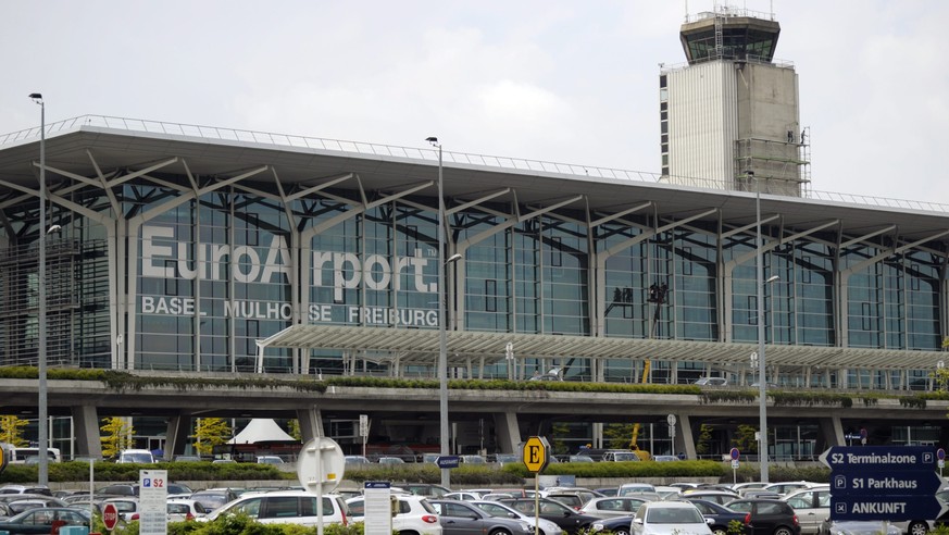 ZUR MELDUNG, DASS SICH DIE SWISS VOM FLUGHAFEN BASEL-MUELHAUSEN ZURUECKZIEHE, STELLEN WIR IHNEN AM MITTWOCH, 9. JULI 2014 FOLGENDES ARCHIVBILD ZUR VERFUEGUNG - Der Flughafen &quot;EuroAirport&quot;, a ...