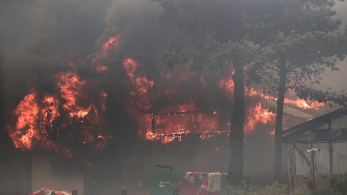 epa11124906 A fire burns a building in an industrial area during the forest fires affecting Vina del Mar, Valparaiso Region, Chile, 03 February 2024. The fires in the central region of Valparaíso have ...