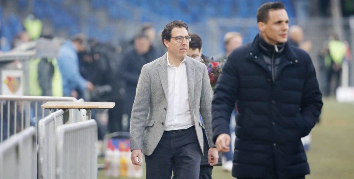 Dani Büchi (veston gris) et David Degen (au premier plan) ont fait le ménage au FCB.
