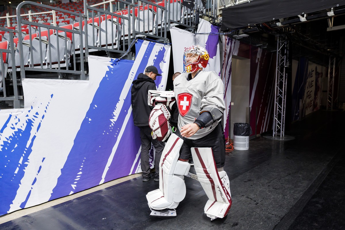 Switzerland's goaltender Robert Mayer arrives for a Switzerland team training session at the IIHF 2023 World Championship, at the Riga Arena, in Riga, Latvia, Thursday, May 11, 2023. (KEYSTONE/Sa ...