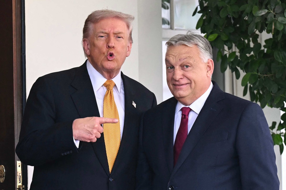 Ici, le président américain Donald Trump accueille le Premier ministre hongrois Viktor Orban devant l'aile ouest de la Maison Blanche à Washington, le 7 novembre 2025.