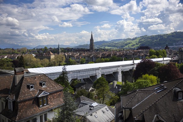 Die mit weissen Plachen eingehuellte Kornhausbruecke, am Montag, 28. April 2025 in Bern. Die 400 Meter lange Kornhausbruecke ist auf der ganzen Laenge waehrend der ueber ein Jahr lang dauernden Sanier ...