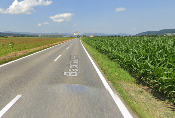 Schnurgerade und gut einen Kilometer lang: Die Bachstrasse zwischen Holziken und Kölliken.