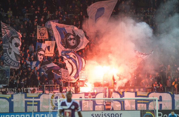 FC Luzern Fans zuenden Pyros beim Schweizer Cup Achtel Final Fussballspiel zwischen dem FC Luzern und dem FC Aarau am Mittwoch, 29. Oktober 2014 in der Swisspor Arena in Luzern. (KEYSTONE/Sigi Tischle ...