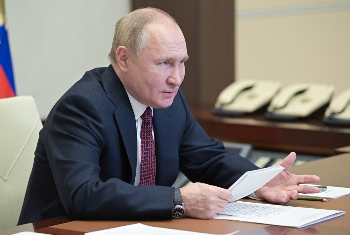 epa09708541 Russian President Vladimir Putin meets with members of Russia's national team ahead of the Beijing 2022 Winter Olympic games via a video conference at the Novo-Ogaryovo state residenc ...