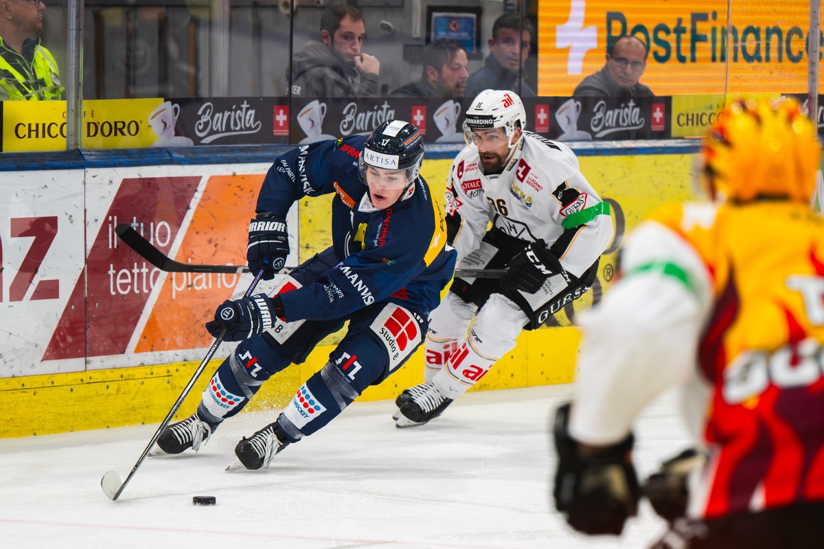 Miles Mueller (HCAP), left, fights for the puck with Mark Arcobello (HCL), right, during the regular season match of National League Swiss Championship 2024/25 between HC Ambri Piotta and HC Lugano at ...