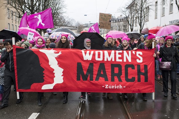 Frauen demonstrieren gegen Trump, auch in Zürich.