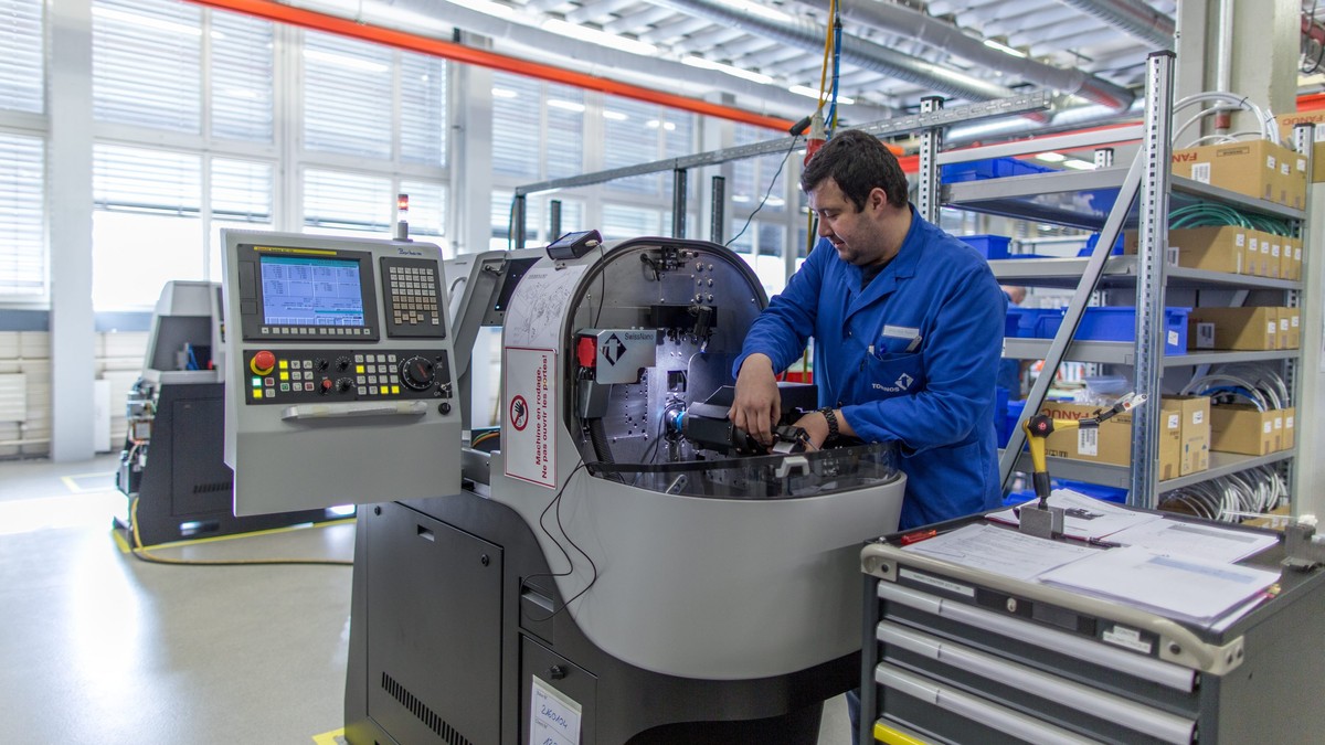 THEMENBILD ZU SWISSMEM STUDIE NUTZEN DER BILATERALEN VERTRAEGE FUER MASCHINENINDUSTRIE --- An employee of Swiss machine tool producer Tornos at work in the production hall in Moutier, Switzerland, on  ...