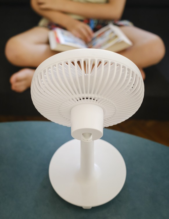 Ein Tischventilator sorgt fuer ein Lueftchen beim Lesen, fotografiert am Mittwoch, 24. Juni 2026 in Bern. (KEYSTONE/Christian Beutler)