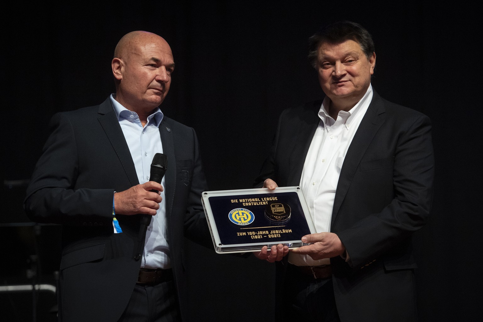 HCD Praesiden Gaudenz Domenig, rechts, erhaelt eine Plakette zum Jubilaeum von National League Praesident Denis Vaucher, bei der &quot;Nacht der Legenden&quot; zum 100-Jahr-Jubilaeum des HC Davos, am  ...