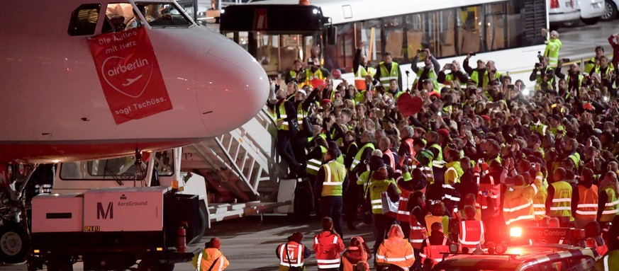 epa06293733 Air Berlin flight AB 6210 (L) from Munich with a transparent reading &#039;Air Berlin sais good bye&#039; attached at the cockpit window taxies at airport Tegel in Berlin, Germany, 27 Octo ...