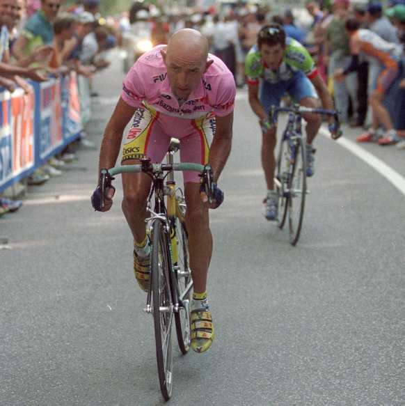 IMAGO / Sirotti

Marco Pantani (Italien / Mercatone Uno) im rosa Trikot des Gesamtführenden setzt sich von seinem Verfolger ab - PUBLICATIONxNOTxINxITAxFRA Radsport Herren Giro d Italia 1999, dItalia, ...