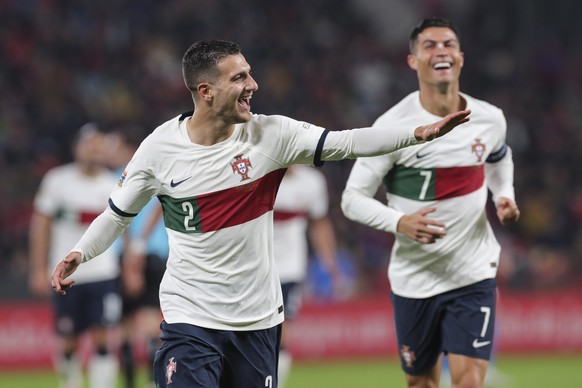 epa10204425 Portugal&#039;s Diogo Dalot celebrates with Cristiano Ronaldo (R) after scoring the team&#039;s third goal in the UEFA Nations League soccer match between the Czech Republic and Portugal a ...