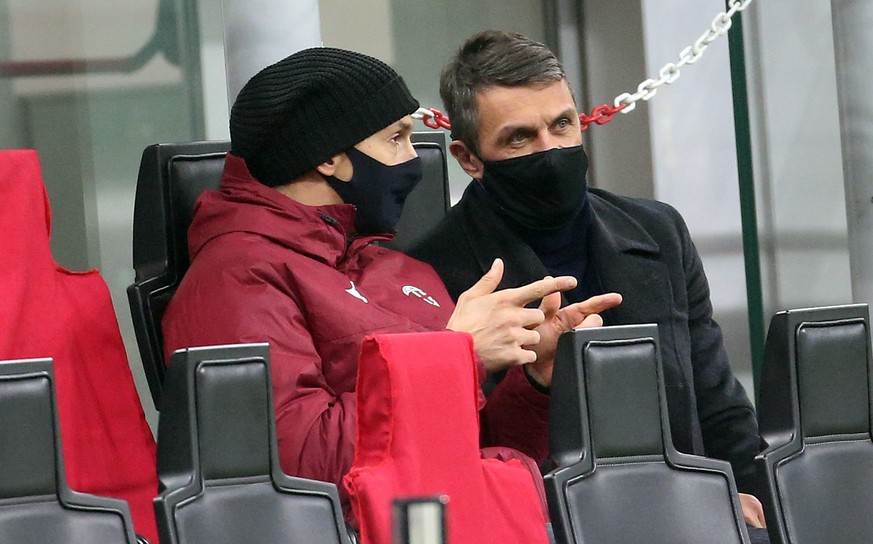 epa08859895 Milan&#039;s Zlatan Ibrahimovic (L) speaks with Milan&#039;s techincal director Paolo Maldini prior to the UEFA Europa League Group H soccer match AC Milan vs Celtic at Giuseppe Meazza sta ...