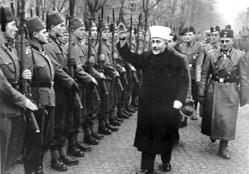 Amin al-Husseini, der Mufti von Jerusalem, inspiziert im Januar 1944 die Handschar-Division. 