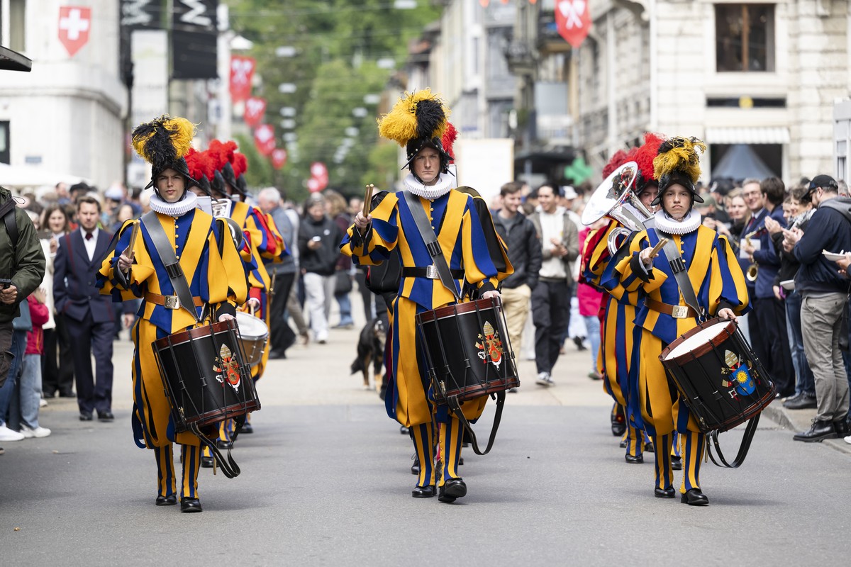 KEYPIX - Mitglieder des Musikkorps der Paepstlichen Schweizergarde defilieren durch die Strassen, beim Eidgenoessischen Musikfest, am Samstag, 16. Mai 2026 in Biel/Bienne. (KEYSTONE/Anthony Anex)