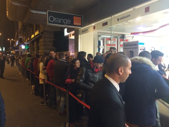 23.25 Uhr, kurz vor dem Verkaufsstart: Eine lange Schlange vor der Mobilezone am Zürcher Bellevue.