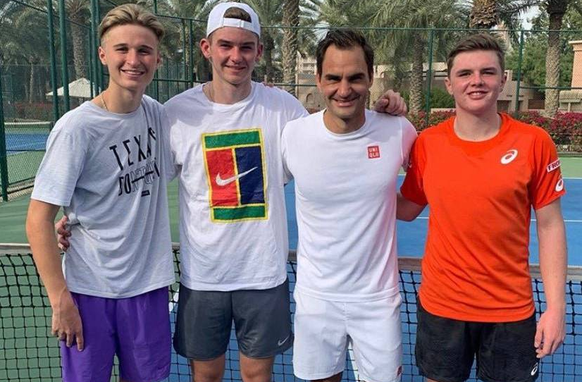 Leandro Riedi, Jérôme Kym und Dominic Stricker folgen dem Beispiel von Roger Federer.