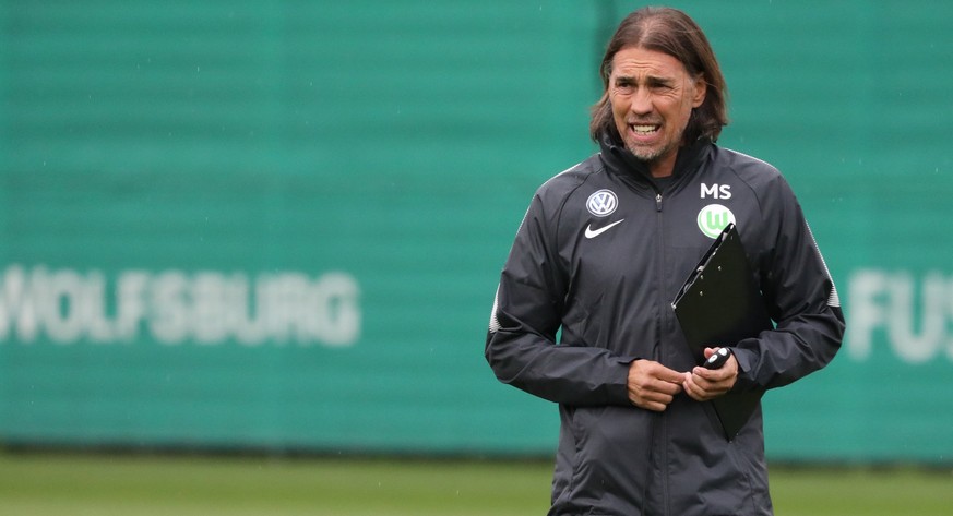 epa06212518 Wolfsburg&#039;s new head coach Martin Schmidt leads his first training session with the German Bundesliga soccer team VfL Wolfsburg, in Wolfsburg, Germany, 18 September 2017. Schmidt repl ...