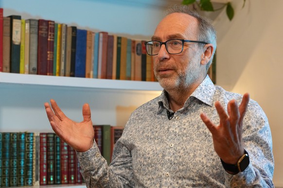 <p>Jimmy Wales hat mit Wikipedia das Internet revolutioniert. In dieser Bildstrecke erfährst du alles Wichtige zum gemeinnützigen Projekt und dessen gefährlichsten Feinden.</p>
