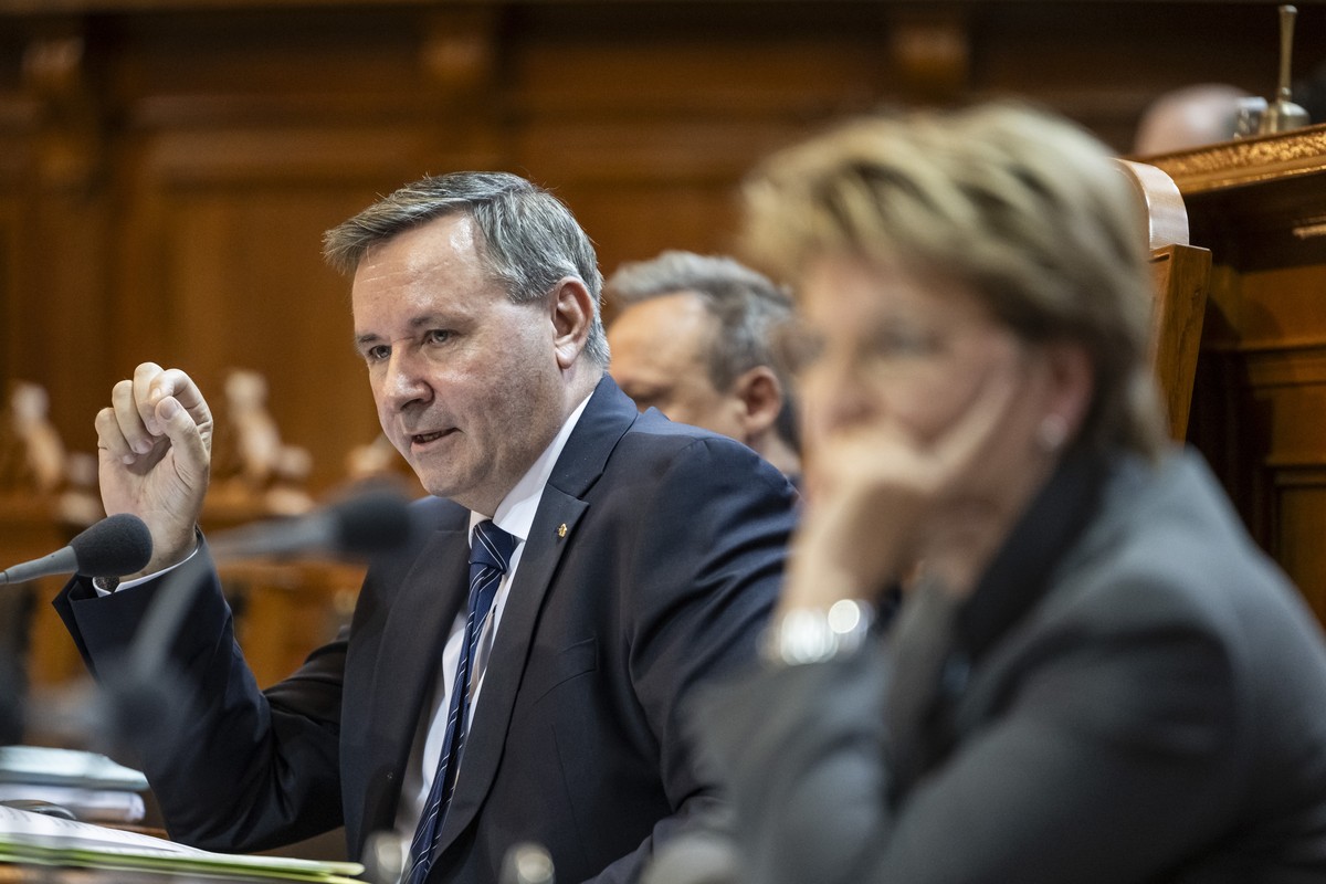 Werner Salzmann, SVP-BE, links, spricht neben Bundespraesidentin Viola Amherd, rechts, zur Finanzierung der Armee, an der Sommersession der Eidgenoessischen Raete, am Montag, 3. Juni 2024 im Staendera ...