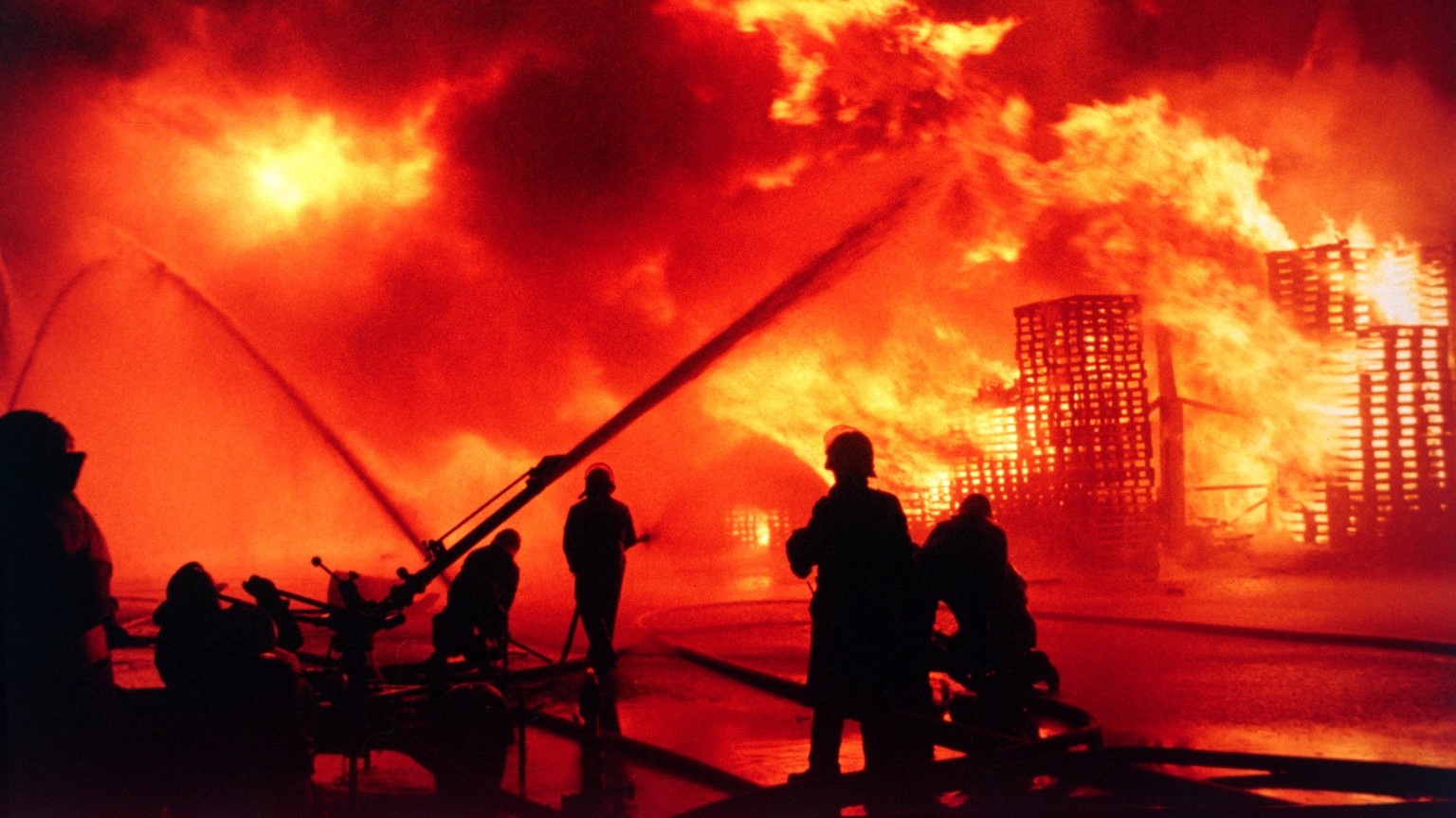 ARCHIVE --- VOR 30 JAHREN, AM 1. NOVEMBER 1986, BRACH AUF DEM GELAENDE DER DAMALIGEN CHEMIEFIRMA SANDOZ IN SCHWEIZERHALLE EIN GROSSBRAND AUS. EIN LAGERGEBAEUDE MIT UEBER 1000 TONNEN CHEMIKALIEN BRANNT ...