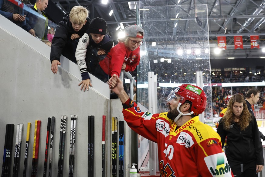 Biels Etienne Froidevaux geht nach dem zweiten Drittel in die Kabine und klatscht mit jungen Fans ab, im Eishockey Meisterschaftsspiel der National League zwischen EHC Biel und Geneve-Servette HC, am  ...