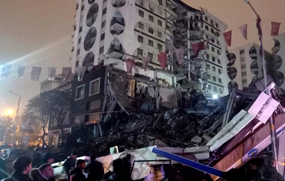 epa10450271 People try to help victims at the site of a collapsed building after an earthquake in Diyarbakir, Turkey February 06, 2023. According to the US Geological Service, an earthquake with a prel ...