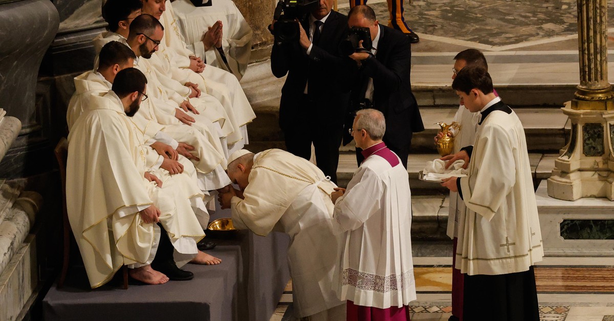 Papst Leo wäscht Priestern die Füsse
