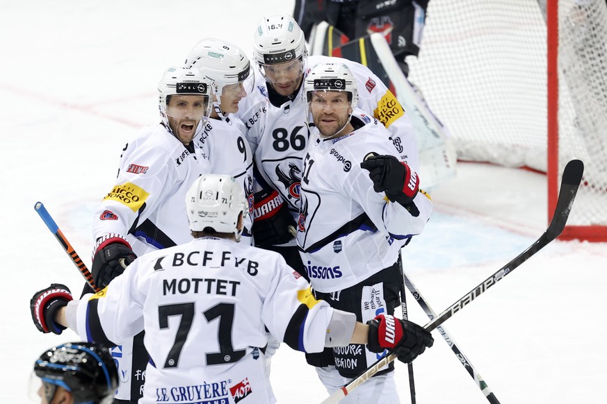 Gotterons Julien Sprunger, Mitte, jubelt mit seinen Teamkollegen Killian Mottet, Ryan Gunderson, Marcus Soerensen und David Desharnais nach dem Tor zum 0-1, im Eishockey Meisterschaftsspiel der Nation ...