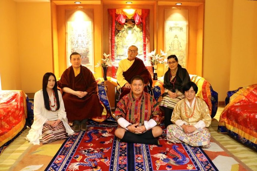 Top (left to right): HH Karmapa and his parents HE Mipham Rinpoche, Dechen Wangmo
Bottom (left to right): Rinchen Yangzom and her parents Mr Chencho, Mrs Kunzang Quelle: http://www.karmapa.org/special ...