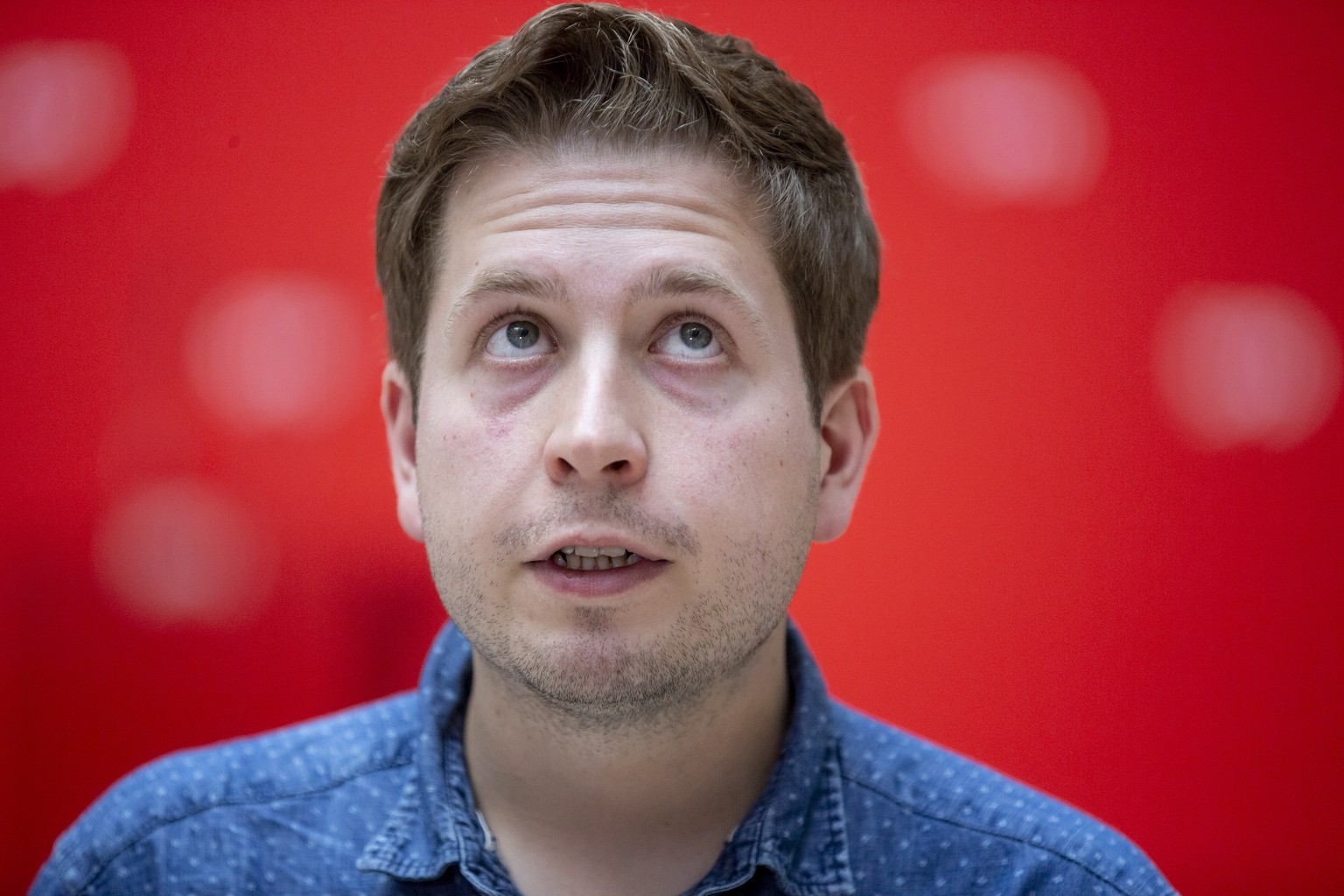 ARCHIV - 03.06.2019, Berlin: Kevin Kühnert (SPD), Bundesvorsitzender der Jusos, unterhält sich nach einer Pressekonferenz im Willy-Brandt-Haus. Nur rund 15 Stunden nach dem Schließen der Wahllokale in ...