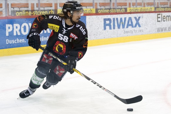 Berns Eric Blum im dritten Eishockey Playoff-Finalspiel der National League A zwischen dem SC Bern und dem EV Zug, am , am Dienstag, 11. April 2017, in der PostFinance Arena in Bern. (KEYSTONE/Anthony ...