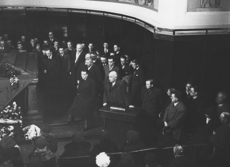 Das ganze linke Genf erwies Ramón Mateo am 5. Dezember 1936 die letzte Ehre.
https://inventaires.collegedutravail.ch/index.php/guerre-despagne-enterrement-de-ramon-matteo-oraison-funebre