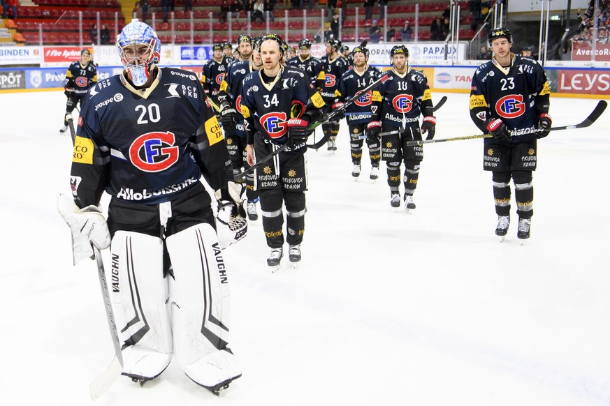 le gardien Fribourgeois Reto Berra, gauche, quitte la patinoire avec ses coequipiers a la fin du match du championnat suisse de hockey sur glace de National League, NL, entre HC Fribourg-Gotteron, HCF ...