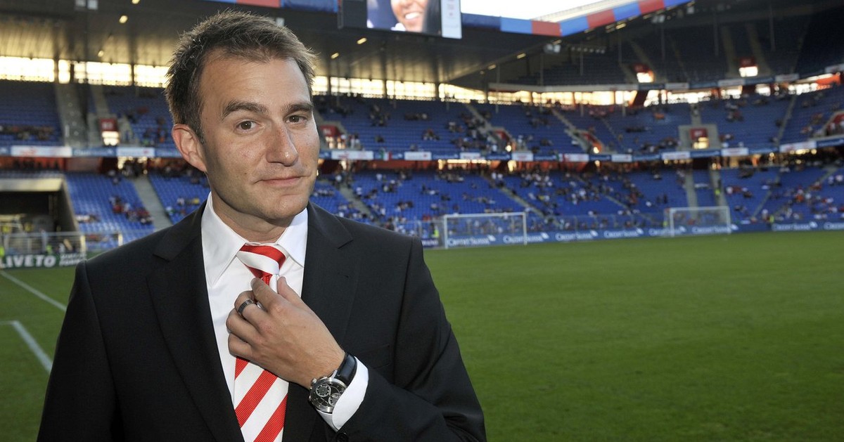 Sascha Ruefer, Kommentator des Schweizer Fernsehen SF, posiert vor dem Freundschaftsspiel Schweiz - Italien im St. Jakob-Park in Basel, am Mittwoch, 12. August 2009. Ruefer wird ab heute alle Spiele d ...