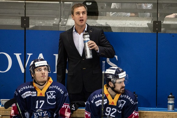 Zugs Thomas Thiry, Zugs Cheftrainer Dan Tangnes und Zugs Jordann Bougro, von links, beim Eishockey Meisterschaftsspiel der National League zwischen dem EV Zug und den SC Rapperswil-Jona Lakers am Frei ...