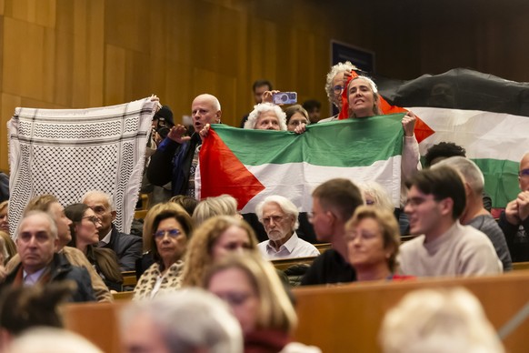 Des manifestants pro-palestiniens interrompent le conseiller federal Martin Pfister qui s&#039;exprime lors d&#039;une conference-debate sur le theme &quot;Les nouveaux accords bilateraux avec l&#039; ...
