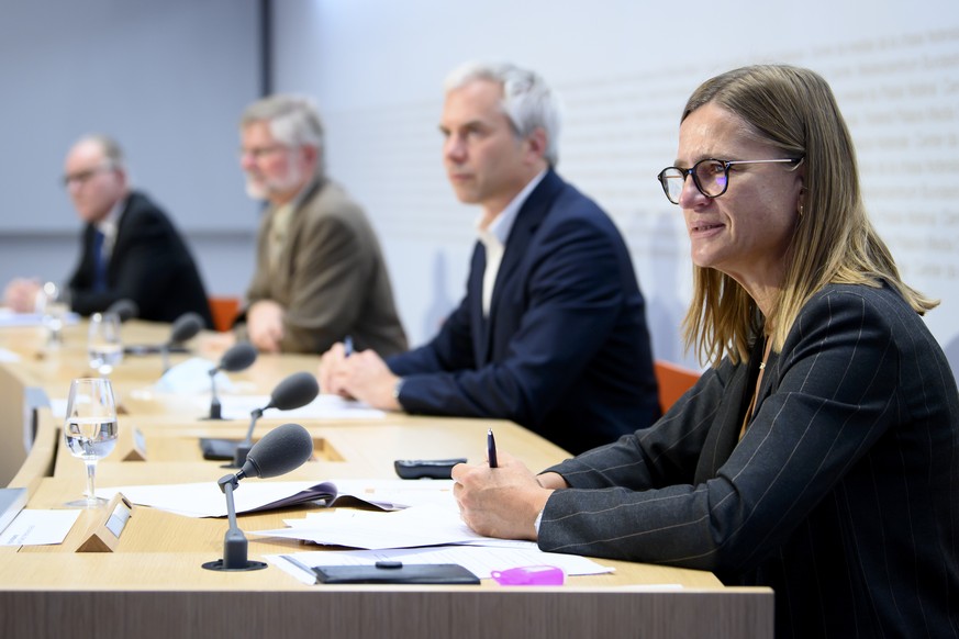 Virginie Masserey, Leiterin Sektion Infektionskontrolle, BAG, rechts, spricht an der Seite von Boris Zuercher, Leiter der Direktion fuer Arbeit SECO, Rudolf Hauri, Praesident der Vereinigung der Kanto ...