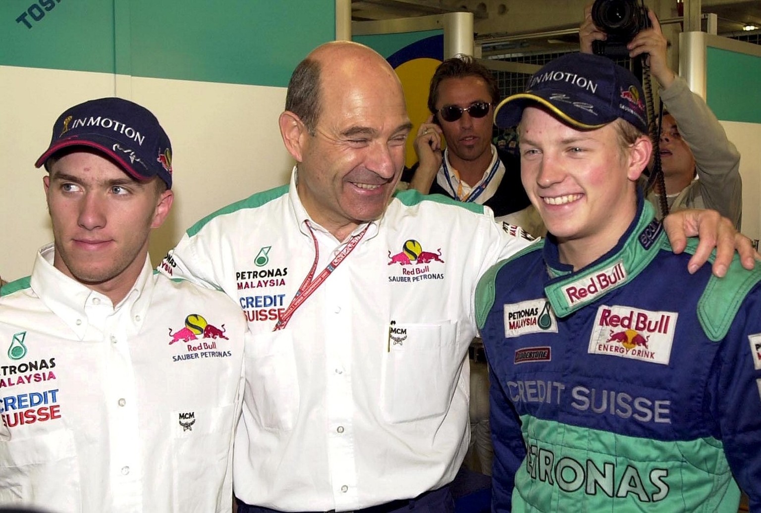 Petronas-Sauber Teamchef Peter Sauber, Mitte, freut sich mit seinen Piloten Kimi Raeikkoenen, rechts, und Nick Heidfeld, links, ueber Raeikkoenens guten 4. Platz beim Grand Prix von Oesterrreich in Sp ...