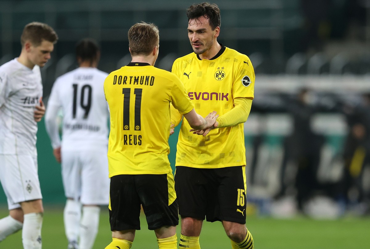 epa09047372 Marco Reus and Mats Hummels (R) of Borussia Dortmund celebrate winning the German DFB Cup quarter final match between Borussia Moenchengladbach and Borussia Dortmund at Borussia-Park in Mo ...