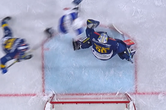 Sven Senteler fährt in die Fanghand von Sandro Aeschlimann.