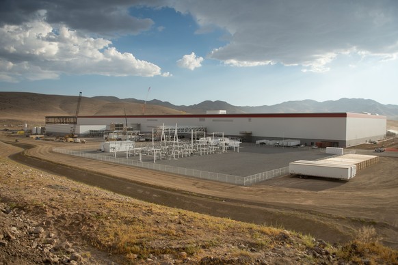 epa06064158 A handout photo made available by Tesla Motors on 03 July 2017 shows an exterior view of Tesla Gigafactory in Sparks, Nevada, USA, 03 January 2017. EPA/HANDOUT HANDOUT EDITORIAL USE ONLY/N ...