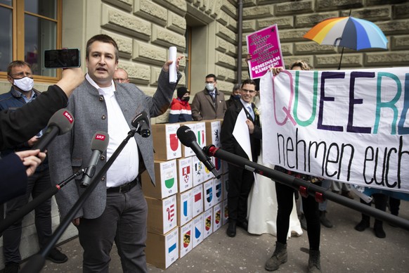 Demonstranten, rechts, protestieren waehrend der Rede von Anian Liebrand, Koordinator Referendumskomitee, links, bei der Einreichung der Unterschriften fuer das Referendum &quot;Nein zur Ehe fuer alle ...