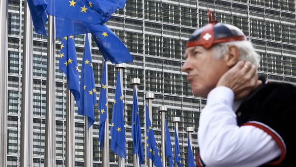 ZUR SISTIERUNG DES FORSCHUNGSABKOMMENS HORIZON 2020 ZWISCHEN DER SCHWEIZ UND DER EU STELLEN WIR IHNEN FOLGENDES THEMENBILD ZUR VERFUEGUNG - Flags of the European Union wave in front of the European Co ...