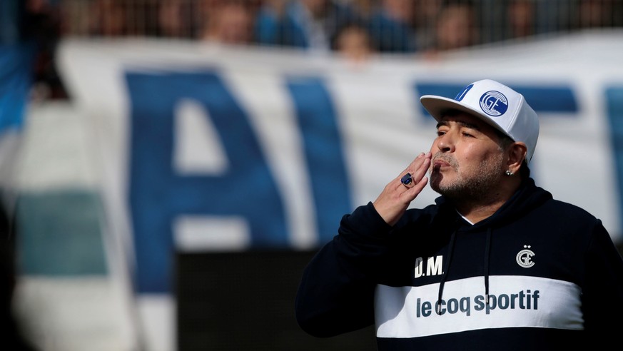 Die Fans lieben ihn und er liebt sie: Maradona bei seiner Vorstellung als Gimnasia-Trainer.