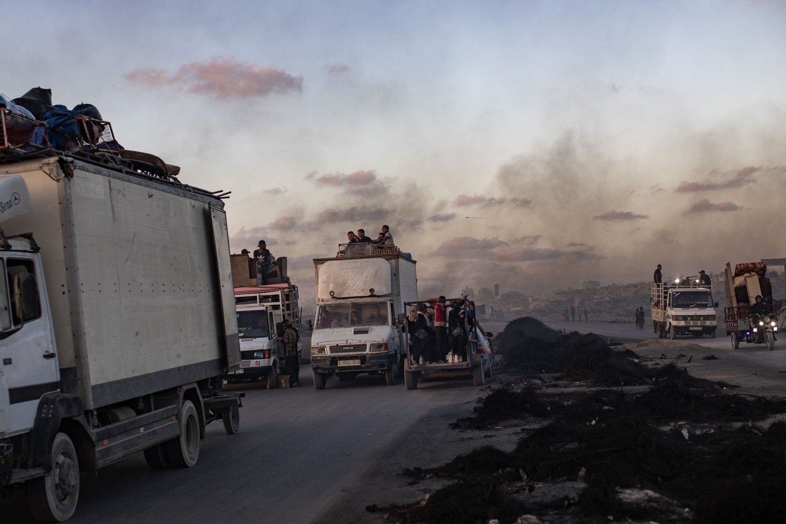 epa12344106 Displaced Palestinians from the northern Gaza Strip flee with their belongings along Al-Rasheed Street, west of Gaza City, 01 September 2025. According to the UN around 90 percent of the p ...