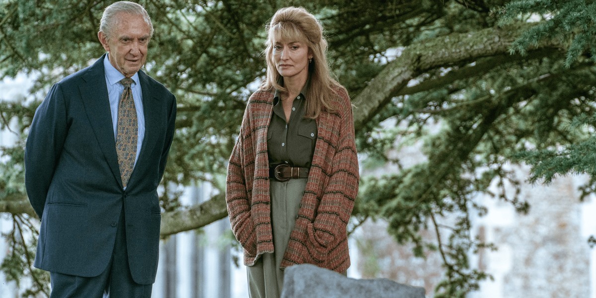 Jonathan Pryce, qui joue le rôle du prince Philip, donne la réplique à Natascha McElhone, alias Penny Bradourne.