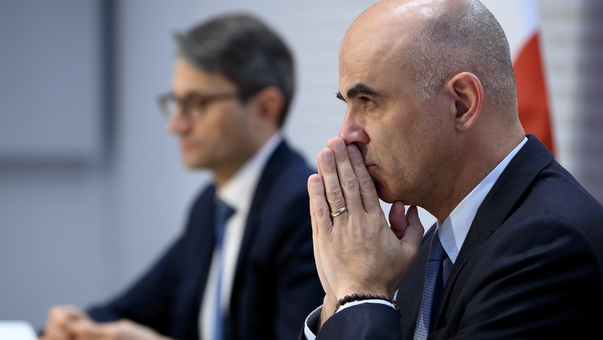 Bundesrat Alain Berset, rechts, und Lukas Engelberger, Praesident der Konferenz der kantonalen Gesundheitsdirektorinnen und -direktoren (GDK), links, hoeren eine frage von ein Journalist, an einer Med ...